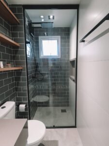 Banheiro em tons de cinza_ _ Box até o teto_