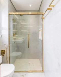 Banheiro pequeno neutro com armário em mdf rosa e metais dourados!